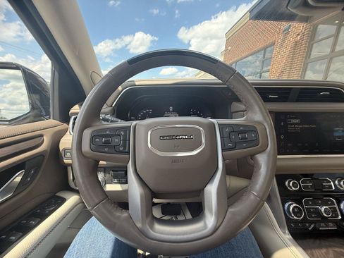Used 2023 GMC Yukon XL Denali w/ Denali Reserve Package AWD/4WD image 14