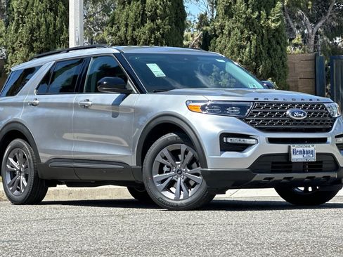 New 2024 Ford Explorer XLT w/ Equipment Group 202A image 2