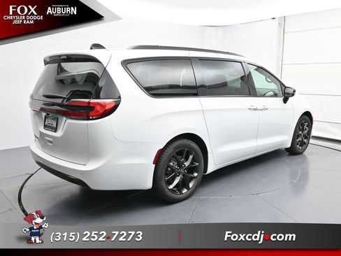 New 2026 Chrysler Pacifica Select image 12