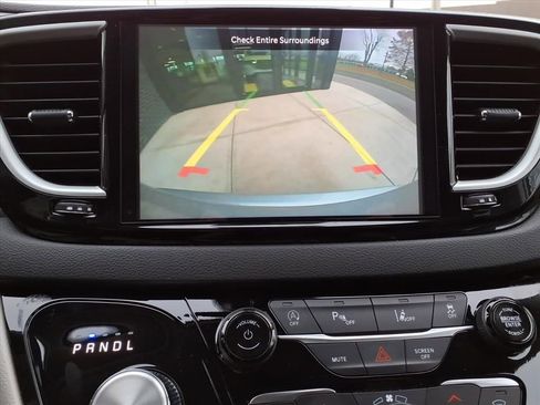 Used 2024 Chrysler Pacifica Touring-L image 22