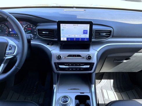 Used 2022 Ford Explorer XLT w/ Equipment Group 202A AWD/4WD image 15