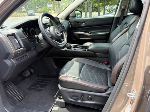 Used 2025 Nissan Pathfinder Platinum w/ Black Appearance Package AWD/4WD image 16