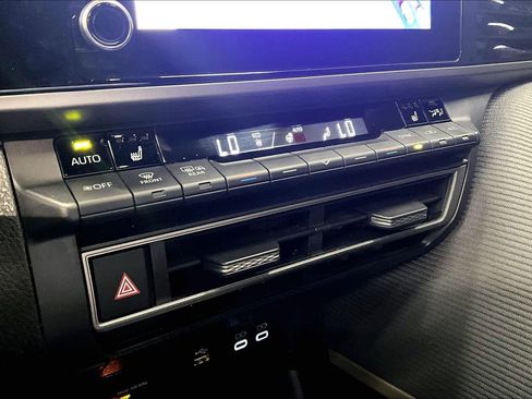 Used 2025 Toyota Camry SE w/ Convenience Package image 35