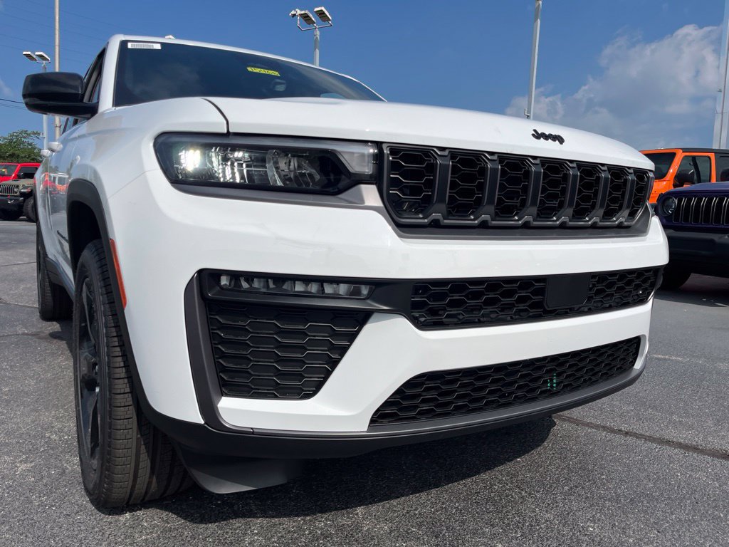 New 2026 Jeep Grand Cherokee Limited w/ Limited Altitude Package AWD/4WD image 33