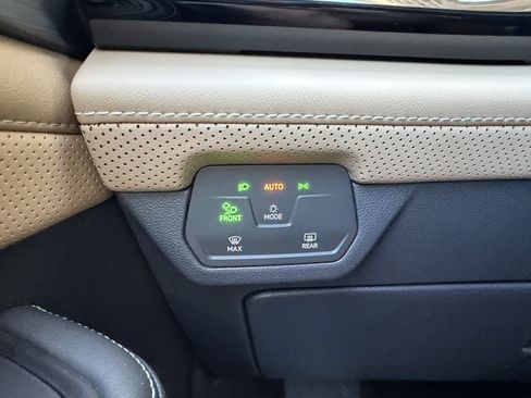 Used 2024 Volkswagen Atlas Cross Sport SE FWD image 28