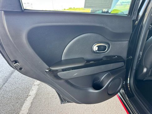Used 2018 Kia Soul ! FWD image 17