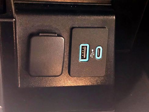 Used 2020 Ford Explorer XLT w/ Equipment Group 202A AWD/4WD image 20