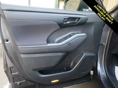 Used 2023 Toyota Highlander LE FWD image 5
