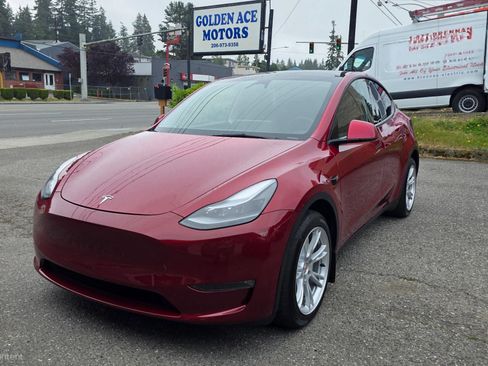 Used 2024 Tesla Model Y Long Range AWD/4WD image 1