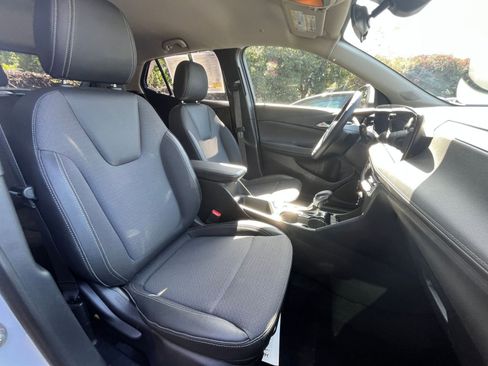 Used 2025 Buick Encore GX Preferred AWD/4WD image 16