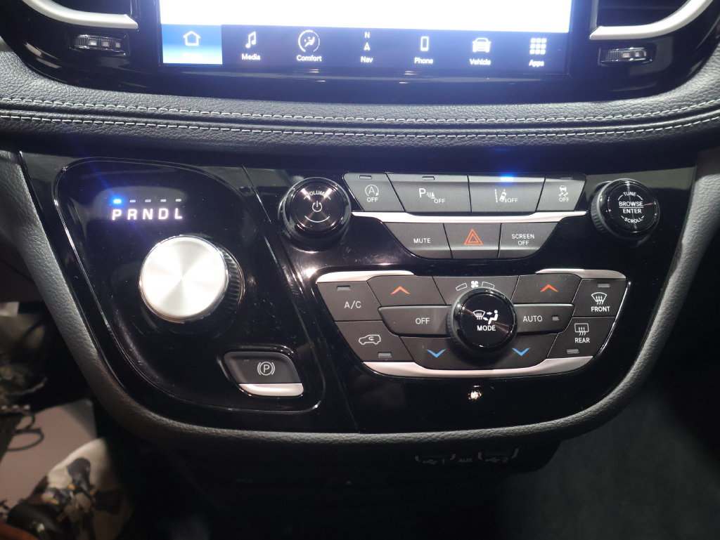 Used 2023 Chrysler Pacifica Touring-L w/ Uconnect Theater Family Group FWD image 28