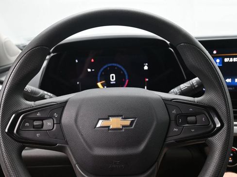 Used 2025 Chevrolet Trax LT FWD image 12