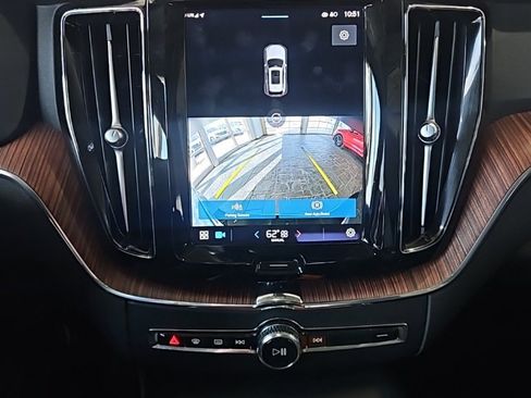 Used 2023 Volvo XC60 B5 Plus image 31