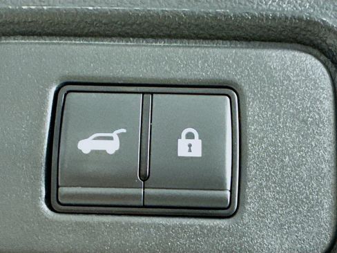 Used 2025 Nissan Pathfinder SV FWD image 31