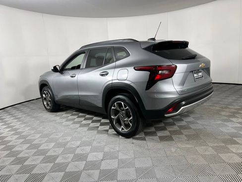 Used 2025 Chevrolet Trax LT w/ LT Convenience Package image 9