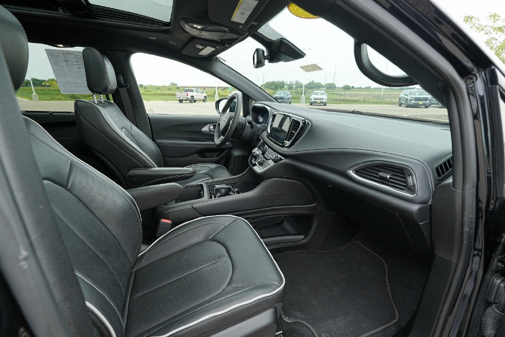 Used 2025 Chrysler Pacifica Limited FWD image 23
