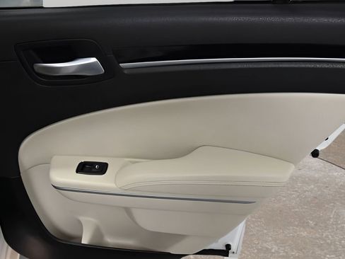 Used 2023 Chrysler 300 Touring w/ Sport Appearance Package image 28