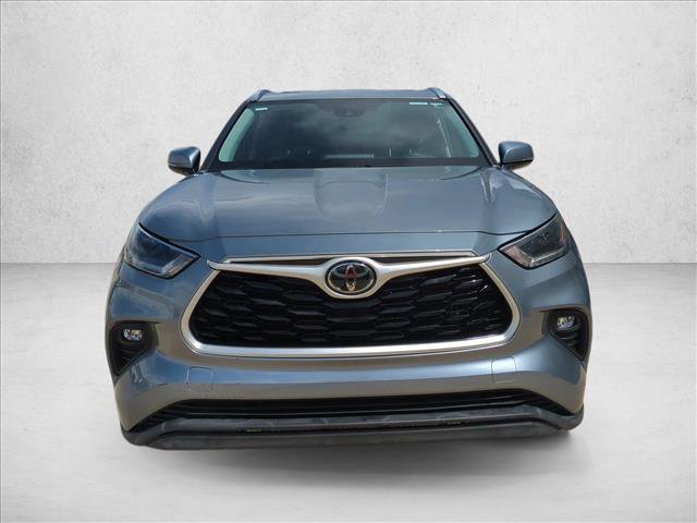 Used 2021 Toyota Highlander XLE FWD image 2