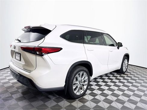 Used 2023 Toyota Highlander Limited image 7