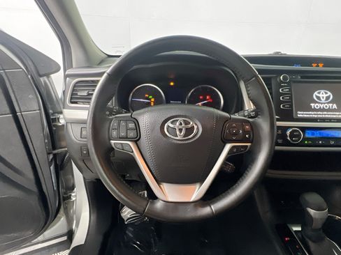 Used 2019 Toyota Highlander XLE FWD image 18