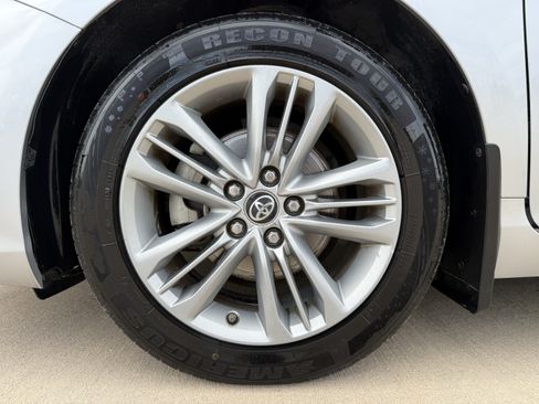 Used 2017 Toyota Camry SE w/ Moonroof Package FWD image 10