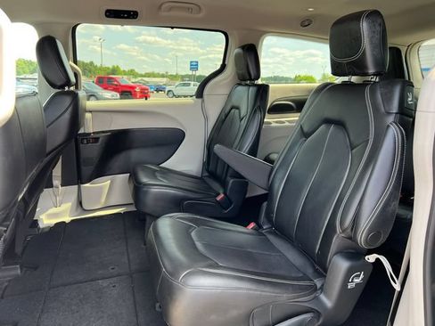 Used 2023 Chrysler Pacifica Touring-L FWD image 4