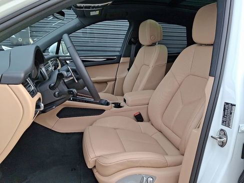 Certified 2026 Porsche Macan AWD/4WD image 16