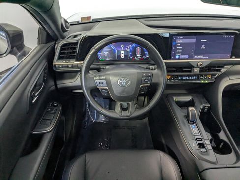 Used 2023 Toyota Crown Limited image 33