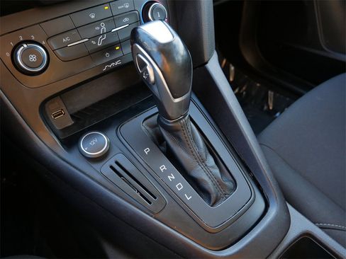 Used 2015 Ford Focus SE image 16