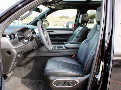 Used 2025 Jeep Wagoneer Series II w/ Premium Group I image 16