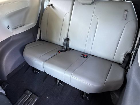 Used 2022 Toyota Sienna XLE FWD image 15