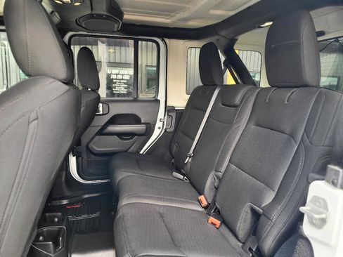 Used 2019 Jeep Wrangler Unlimited Sahara AWD/4WD image 12