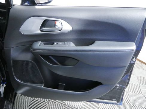 Used 2025 Chrysler Pacifica Limited FWD image 11