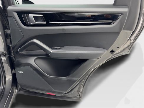 Used 2022 Porsche Cayenne image 41