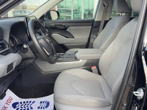 Used 2023 Toyota Highlander L image 10