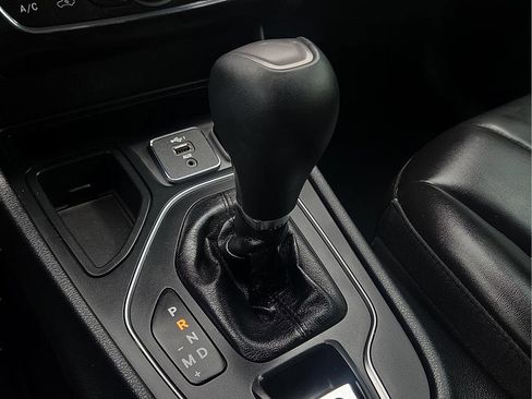 Used 2019 Jeep Cherokee Latitude Plus FWD image 17