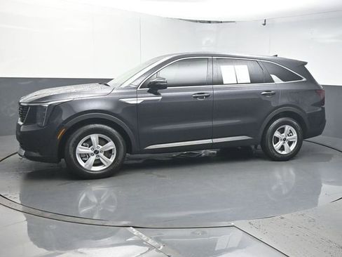 Used 2026 Kia Sorento LX FWD image 4