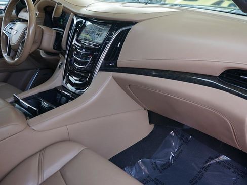 Used 2019 Cadillac Escalade Platinum AWD/4WD image 12