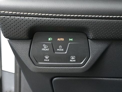 Used 2025 Volkswagen Atlas SE image 30