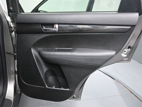 Used 2013 Kia Sorento LX w/ Convenience Pkg image 16
