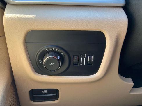 Used 2023 Jeep Grand Cherokee Limited AWD/4WD image 17