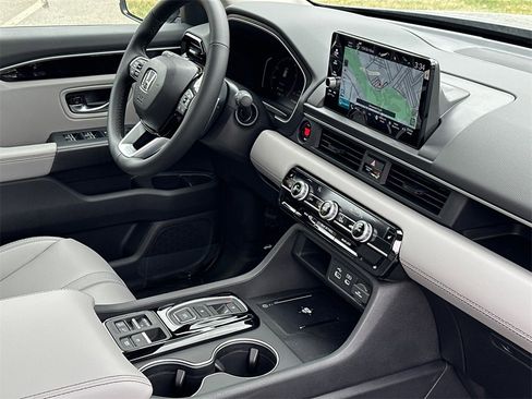 New 2025 Honda Pilot Touring image 10