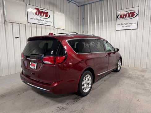 Used 2017 Chrysler Pacifica Touring-L Plus FWD image 3