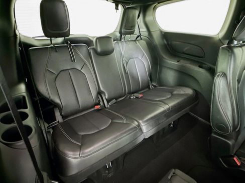 Used 2025 Chrysler Pacifica Select image 34