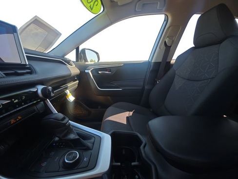 Used 2025 Toyota RAV4 XLE AWD/4WD image 11