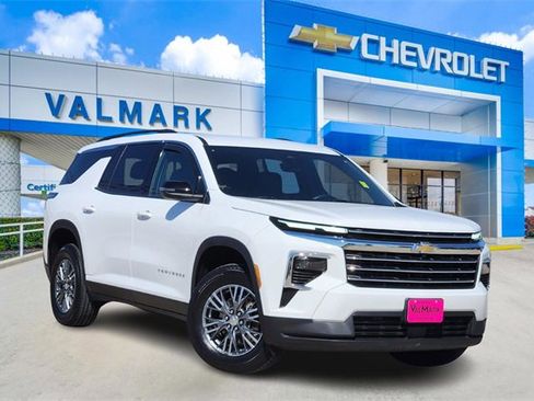 Used 2025 Chevrolet Traverse LT image 1