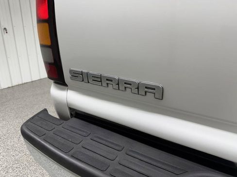 Used 2005 GMC Sierra 2500 W/T AWD/4WD image 8