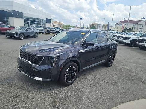 Certified 2025 Kia Sorento S w/ Panoramic Sunroof Package image 3