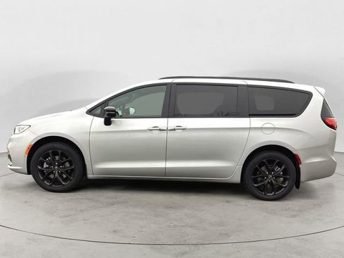 New 2026 Chrysler Pacifica Limited image 2