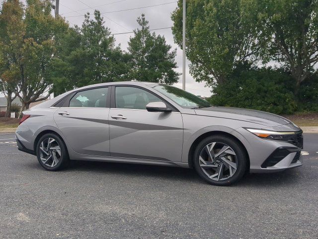 Used 2025 Hyundai Elantra Limited FWD image 2